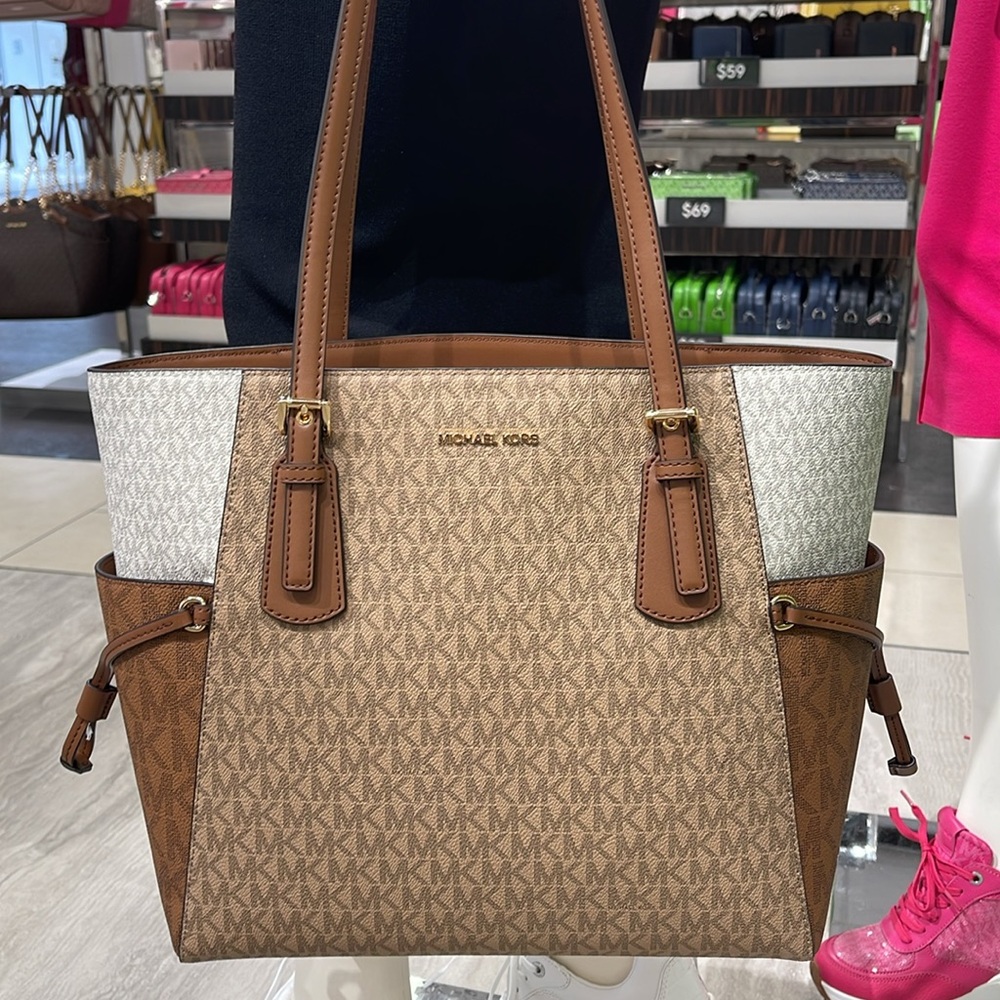 Michael Kors Voyager Large Color-Block Signature Logo Tote Bag
Camel Multi - Picture 14 of 16